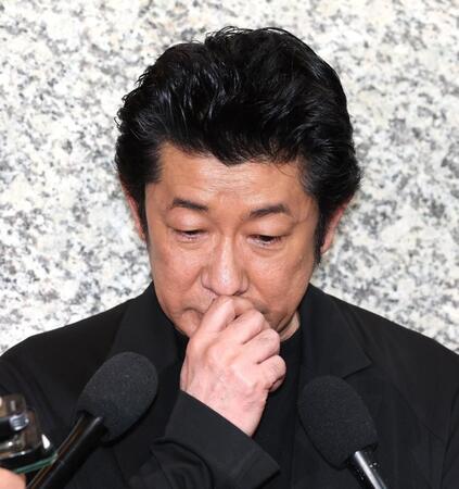 　涙ぐむ永瀬正敏（撮影・佐々木彰尚）