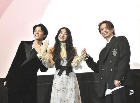 　舞台あいさつに登場した（左から）渡邊圭祐、Ｋｏｋｉ，、綱啓永