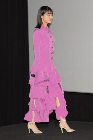 　登壇する原菜乃華（撮影・棚橋慶太）