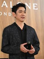 　商品を手にポーズを決める小泉孝太郎（撮影・開出牧）