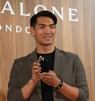 　商品を手にさわやかな笑顔の槙野智章（撮影・開出牧）