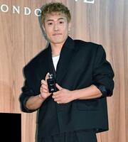 　商品を手にする中務裕太（撮影・開出牧）