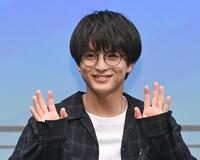 ファンに手を振る柏木悠＝東京池袋のＴｈｅａｔｅｒ　Ｍｉｘａ（撮影・園田高夫）