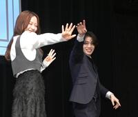 笑顔で手を振り降壇する森香澄（左）と鈴木康介＝東京池袋のＴｈｅａｔｅｒ　Ｍｉｘａ（撮影・園田高夫）