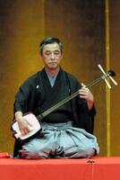　長唄三味線を演奏する山口崇さん。ふるさとへの恩返しにと邦楽の無料公演を開催する（２００３年１０月撮影）