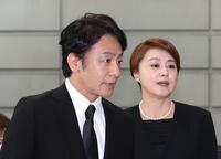 　中山美穂さんのお別れ会に参列した片岡愛之助（左）と藤原紀香夫妻（撮影・佐々木彰尚）