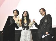 　舞台あいさつに登場した（左から）渡邊圭祐、Ｋｏｋｉ，、綱啓永