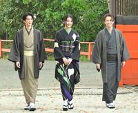 　ヒット祈願のために和服で神社を訪れた（左から）渡邊圭祐、Ｋｏｋｉ，、綱啓永