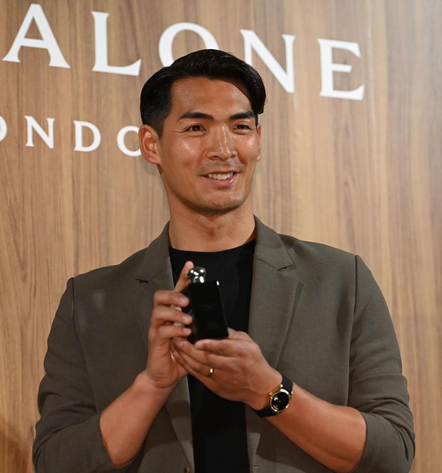 　商品を手にさわやかな笑顔の槙野智章（撮影・開出牧）