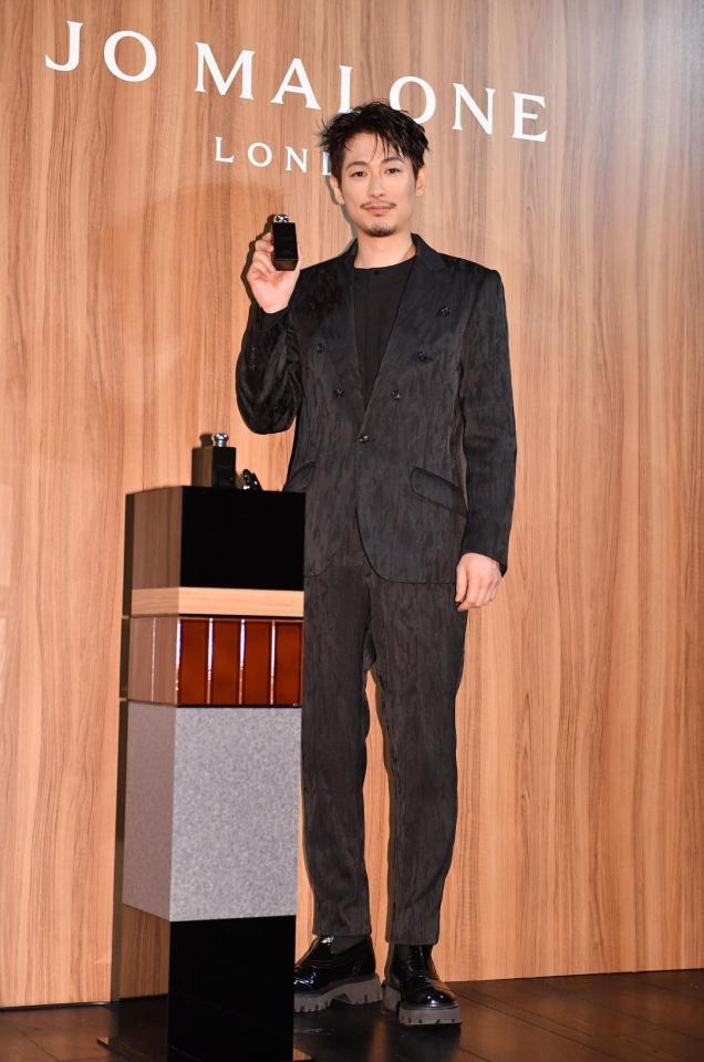 　イベントでポーズを決めるディーン・フジオカ（撮影・開出牧）