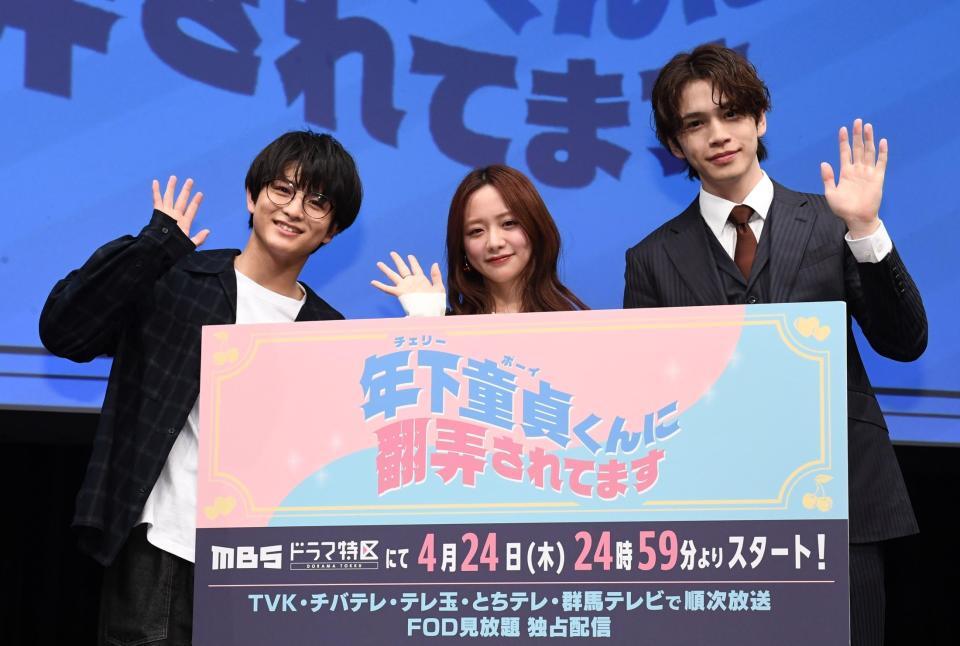 笑顔で手を振る（左から）柏木悠、森香澄、鈴木康介＝東京池袋のＴｈｅａｔｅｒ　Ｍｉｘａ（撮影・園田高夫）