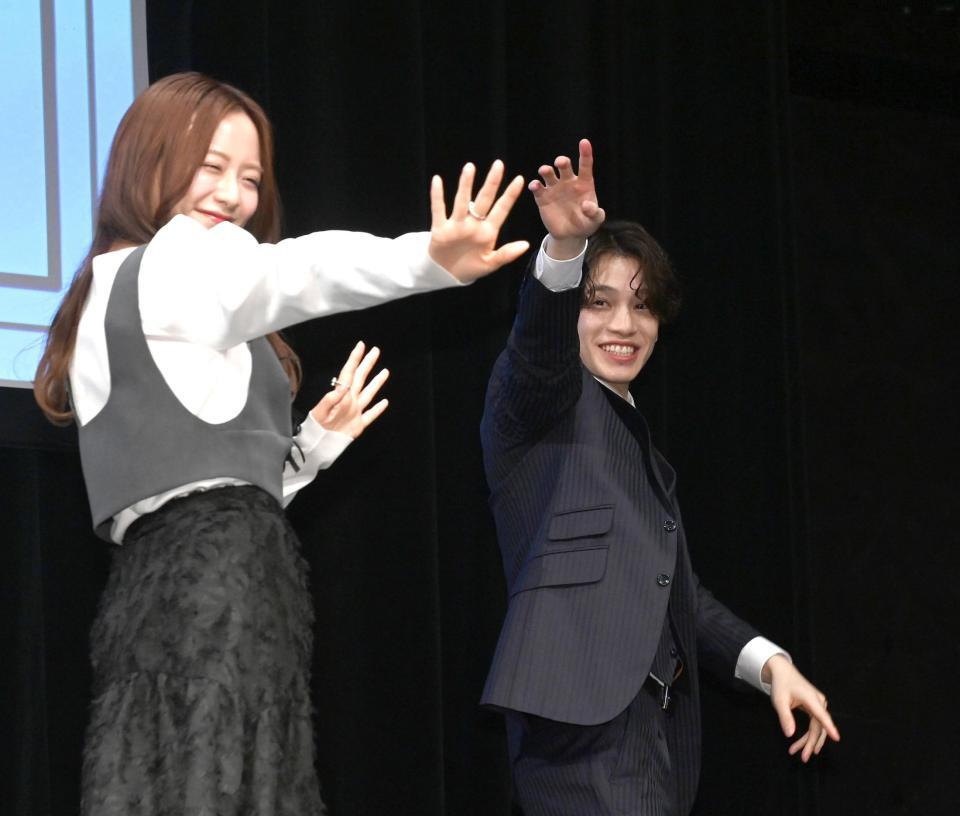 笑顔で手を振り降壇する森香澄（左）と鈴木康介＝東京池袋のＴｈｅａｔｅｒ　Ｍｉｘａ（撮影・園田高夫）