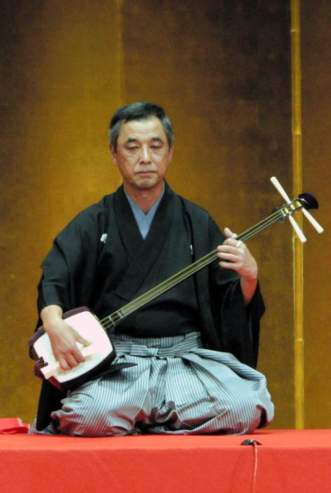 　長唄三味線を演奏する山口崇さん。ふるさとへの恩返しにと邦楽の無料公演を開催する（２００３年１０月撮影）