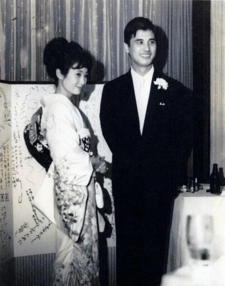 　結婚式での山口崇さん（右）