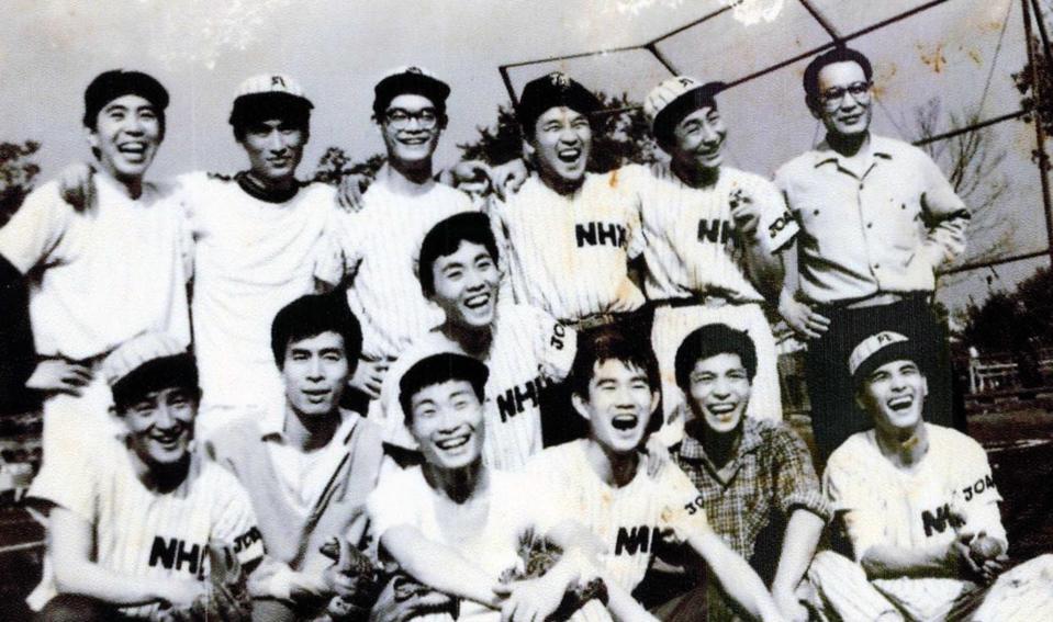 　ＮＨＫ俳優養成所の第１期生。レクリエーションの野球大会で。山口崇さんは上列の左から２人目。