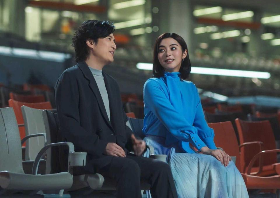 　清塚信也（左）と池田エライザ