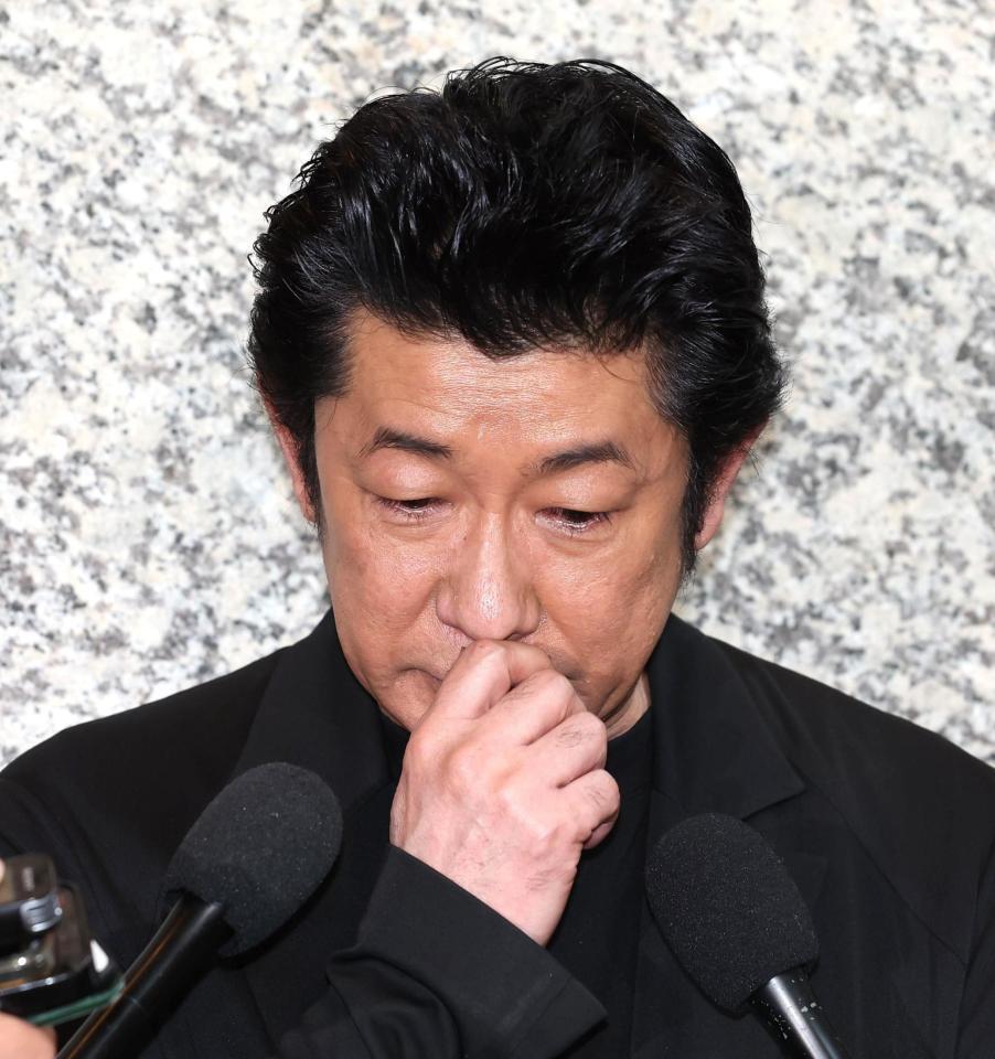 　涙ぐむ永瀬正敏（撮影・佐々木彰尚）