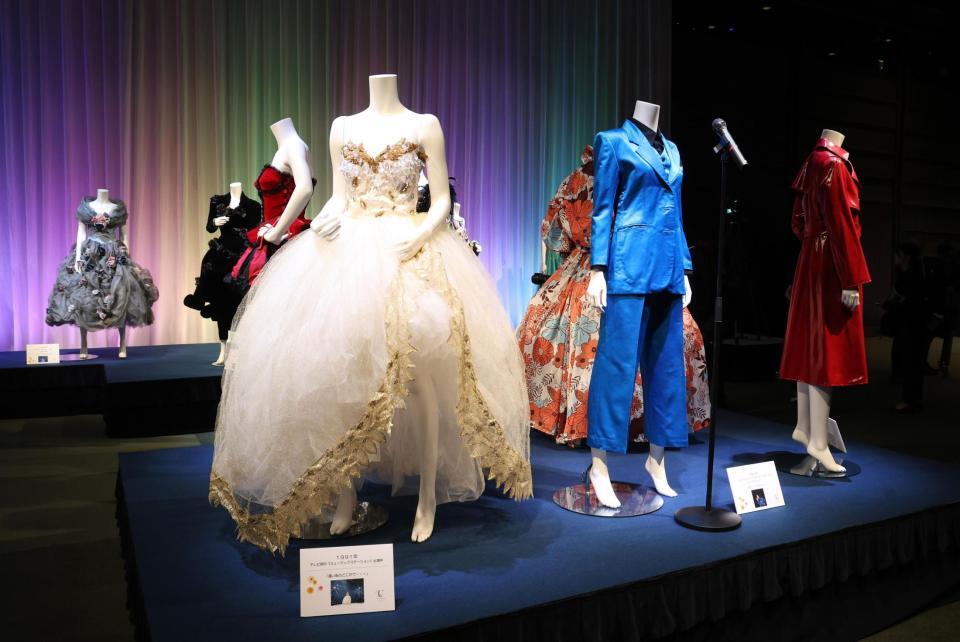 　中山美穂さんのお別れ会で飾られた衣装（撮影・佐々木彰尚）