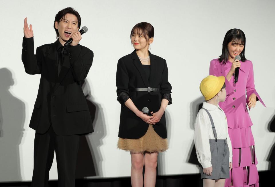 　トークで盛り上がる（左から）京本大我、久間田琳加、原菜乃華（撮影・棚橋慶太）
