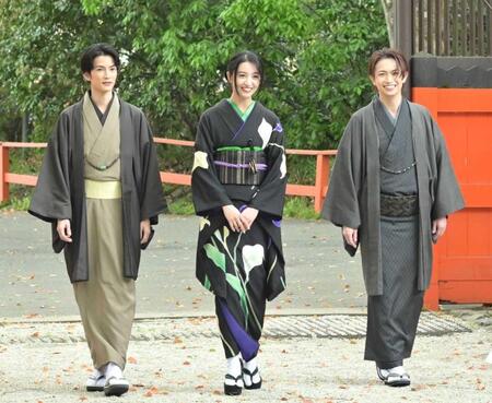 　ヒット祈願のために和服で神社を訪れた（左から）渡邊圭祐、Ｋｏｋｉ，、綱啓永