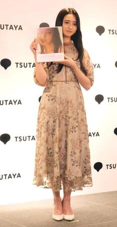 　華やかな衣装姿で写真集をアピールする井上和