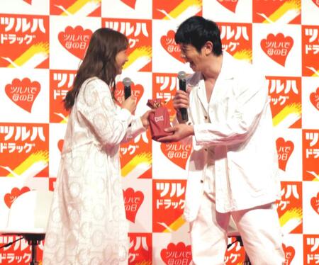 　「ミキティー！」と叫びながらギフトを渡し、思わず爆笑し合う庄司智春（右）と藤本美貴