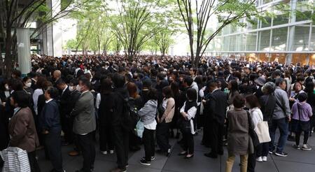 　中山美穂さんのお別れ会に参列するファン（撮影・佐々木彰尚）