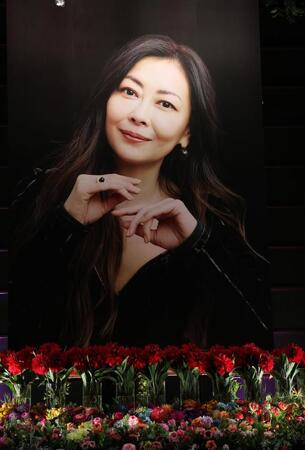 　中山美穂さんの遺影と祭壇（撮影・佐々木彰尚）