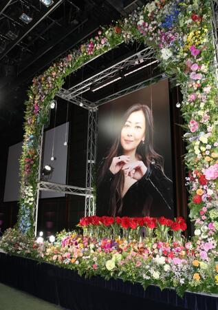 　中山美穂さんの祭壇（撮影・佐々木彰尚）