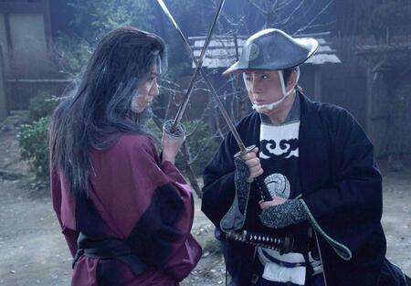 　共演する早乙女太一（左）と松本幸四郎　©日本映画放送