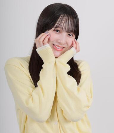 　笑顔でポーズをとる本田紗来（撮影・棚橋慶太）