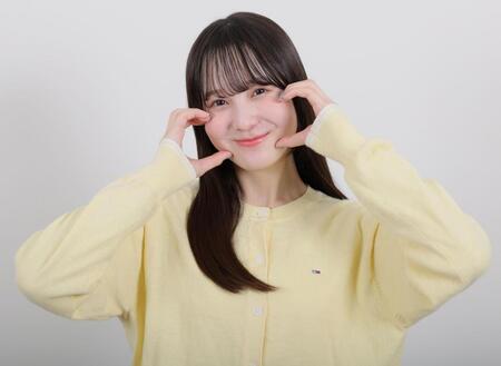 　ハートポーズを決める本田紗来（撮影・棚橋慶太）