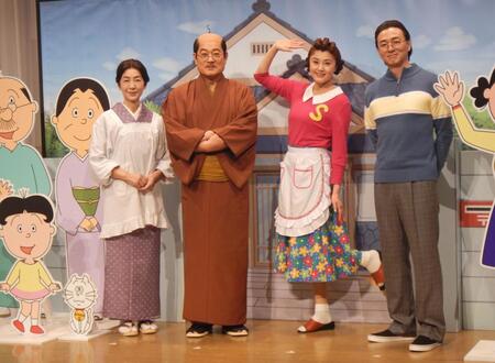 　写真に応じる（左から）高橋恵子、松平健、藤原紀香、葛山信吾