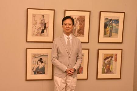 　竹久夢二の作品を前に笑顔を見せる坂東玉三郎＝京都市内