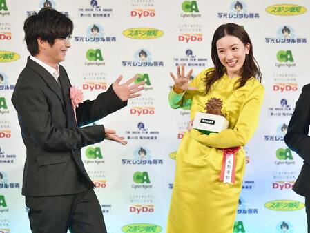 　主演女優賞を田中圭（左）から祝福される永野芽郁＝２１年１２月
