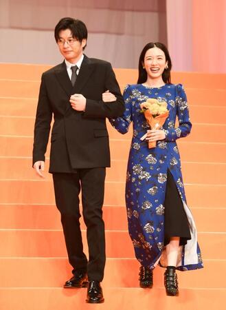 　映画「そして、バトンは渡された」イベントで田中圭（左）にエスコートされる永野芽郁＝２０２１年１０月