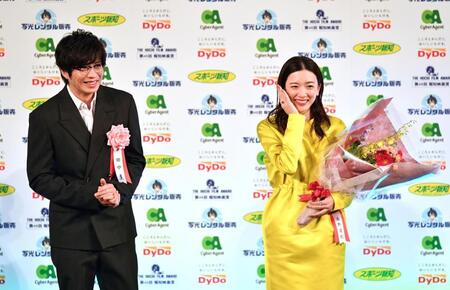 　「報知映画賞」での主演女優賞を田中圭（左）から祝福される永野芽郁＝２０２１年１２月