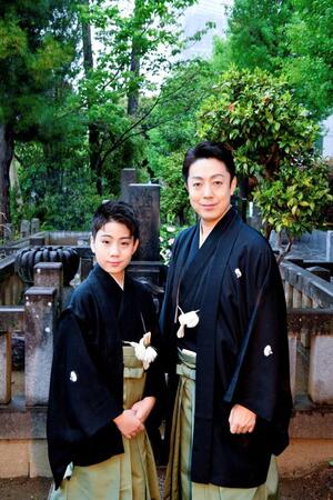 　墓参した尾上菊之助（右）と尾上丑之助