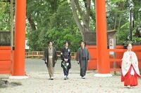 　ヒット祈願のため和服で神社を訪れた（左から）渡邊圭祐、Ｋｏｋｉ，、綱啓永