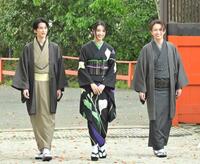 　ヒット祈願のために和服で神社を訪れた（左から）渡邊圭祐、Ｋｏｋｉ，、綱啓永