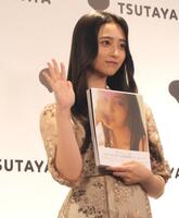 　写真集を手に笑顔を見せる井上和