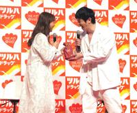 　「ミキティー！」と叫びながらギフトを渡し、思わず爆笑し合う庄司智春（右）と藤本美貴