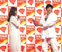 　藤本美貴（左）にプレゼントをあげて「ミキティー！」と叫ぶ庄司智春