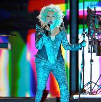 　最後の日本公演でパワフルに熱唱するシンディ・ローパー