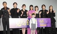 　手を振る（左から）滝藤賢一、京本大我、久間田琳加、原菜乃華、なえなの、山下幸輝、堀田茜。手前は子供の幽霊・ツトム君