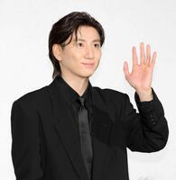 　手を振る京本大我（撮影・棚橋慶太）