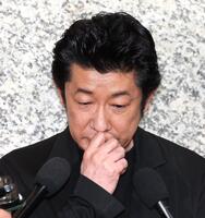 　涙ぐむ永瀬正敏（撮影・佐々木彰尚）