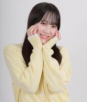 　笑顔でポーズをとる本田紗来（撮影・棚橋慶太）