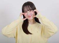 　ハートポーズを決める本田紗来（撮影・棚橋慶太）