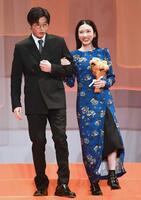 　映画「そして、バトンは渡された」イベントで田中圭（左）にエスコートされ階段を降りる永野芽郁＝２１年１０月